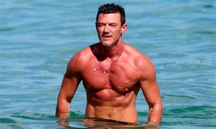 Luke Evans frying his skin in Portugal